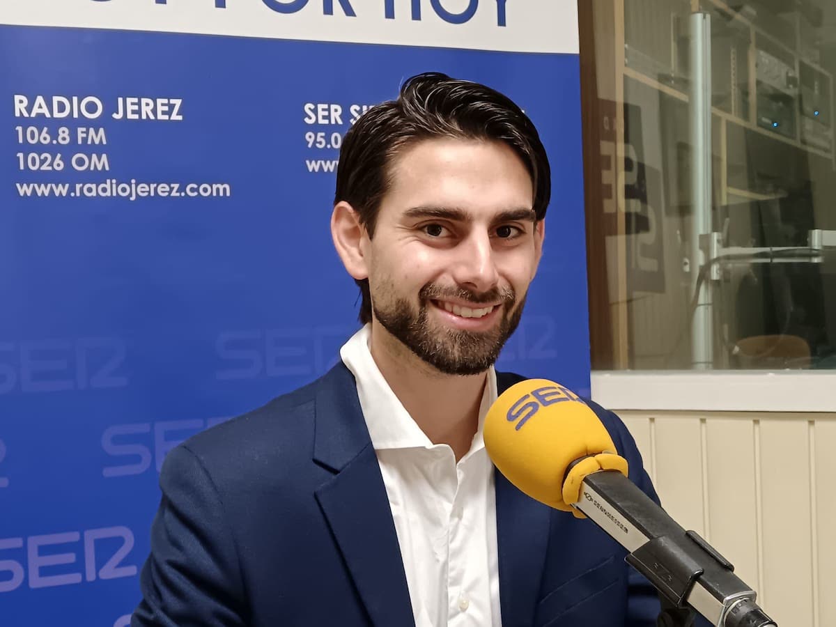 Juan Mastral en el estudio de Radio Jerez, Cadena SER
